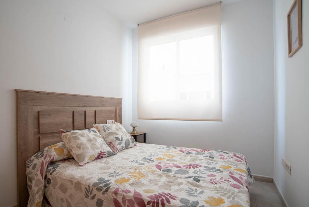 cama dormitorio alquiler apartamento CID 2